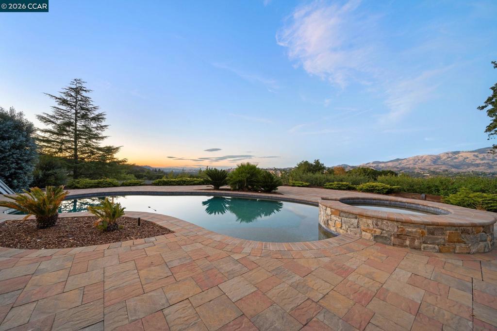 300 Oak View Ter