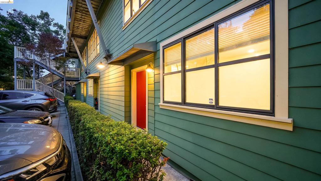 1555 32nd St 4, Oakland, CA 94608-4049 — photo 1