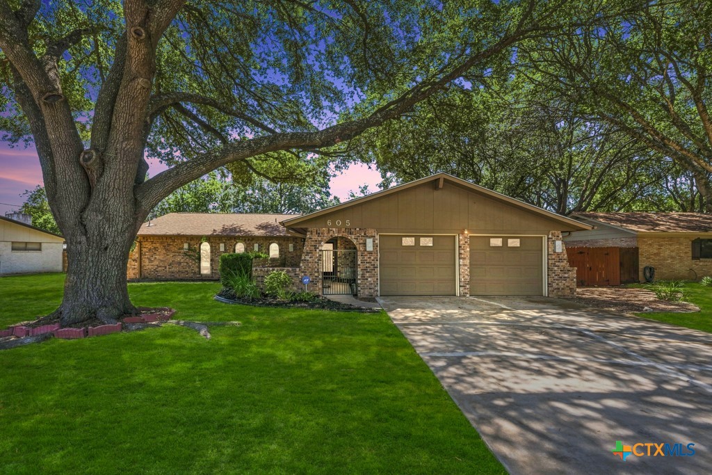 605 Ridgecrest, New Braunfels, TX 78130 — photo 1