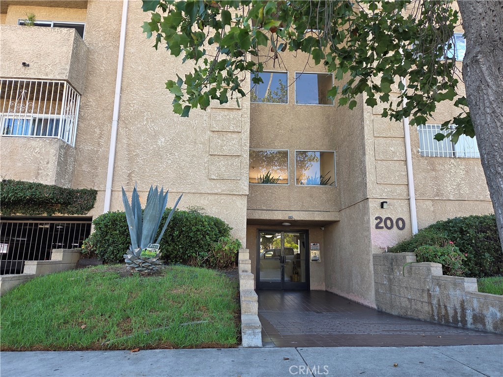 200 S Reno 102, Los Angeles, CA 90057 — photo 1