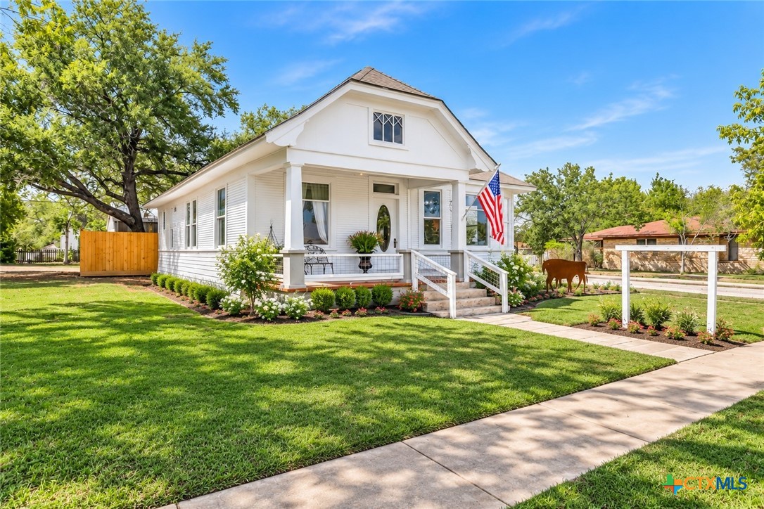 612 W Grand Avenue