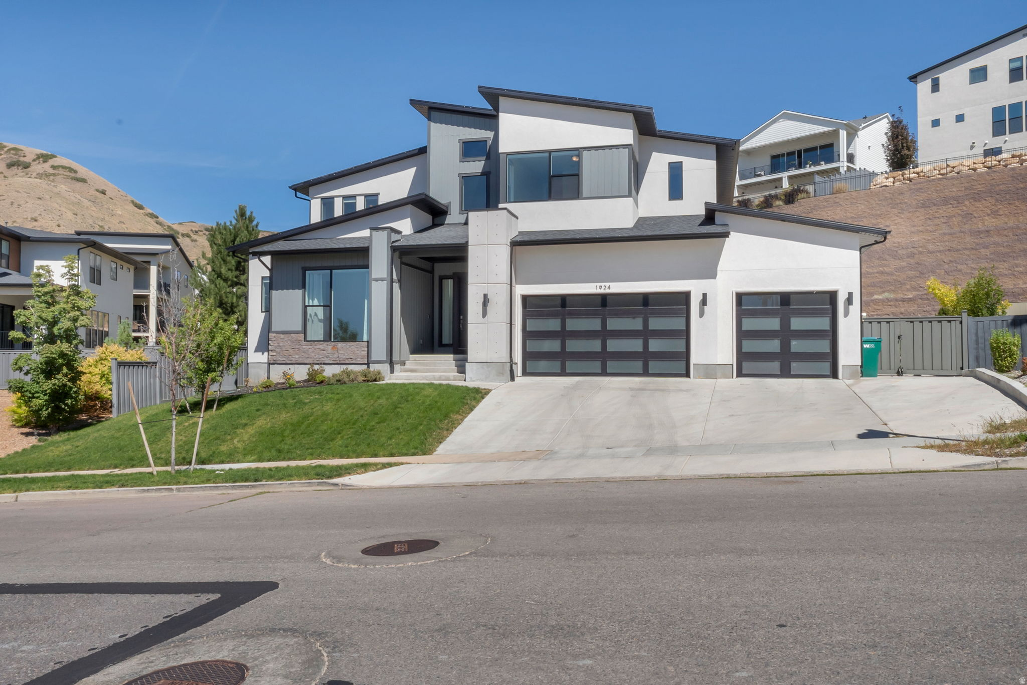 1924 W OAKRIDGE DR