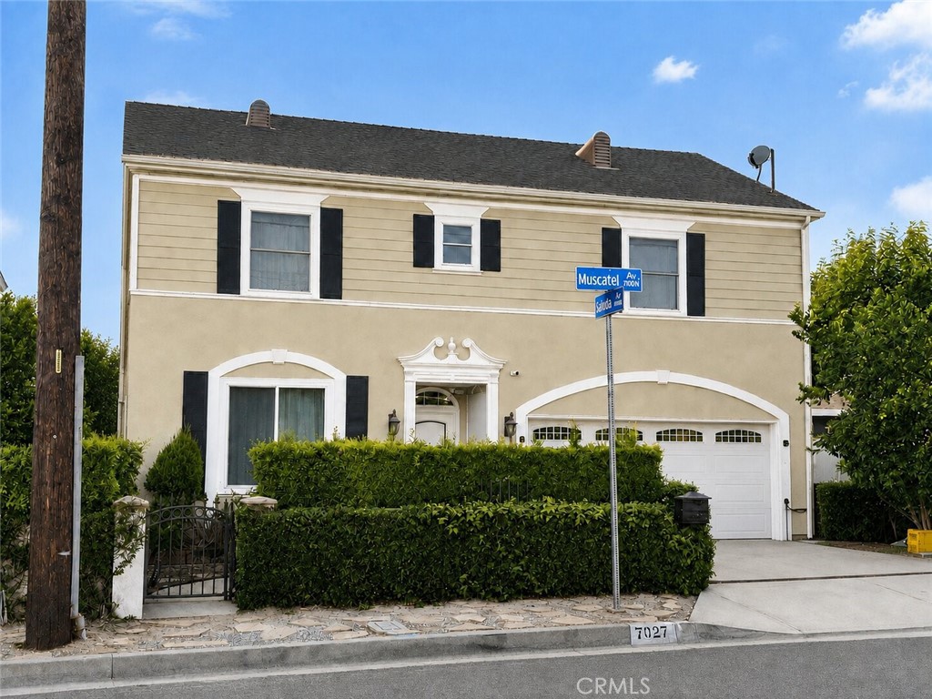 7027 N Muscatel