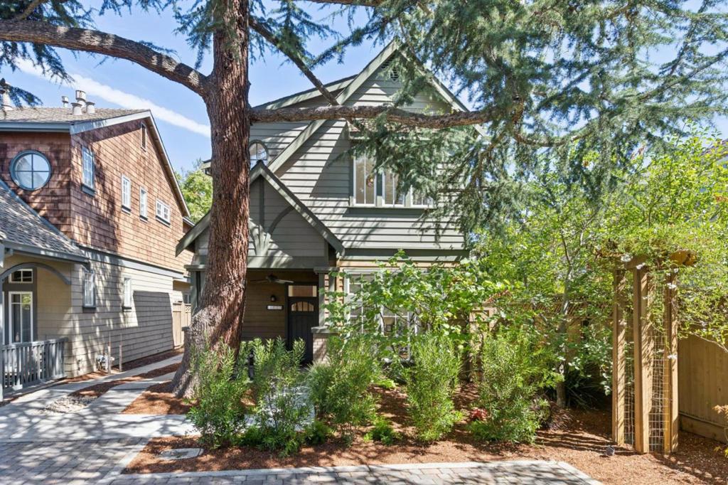 4125 Wisteria Lane