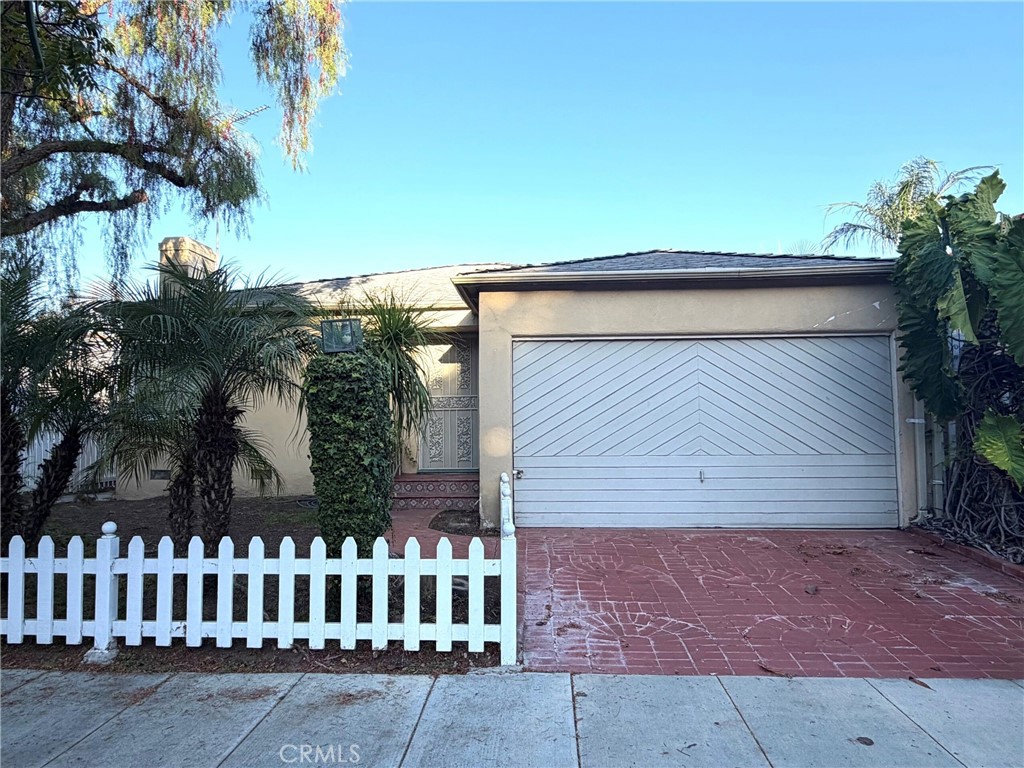 1633 S Curson