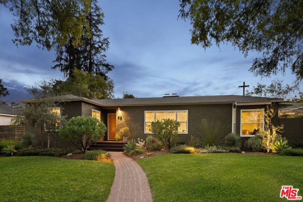 93 S Daisy Avenue