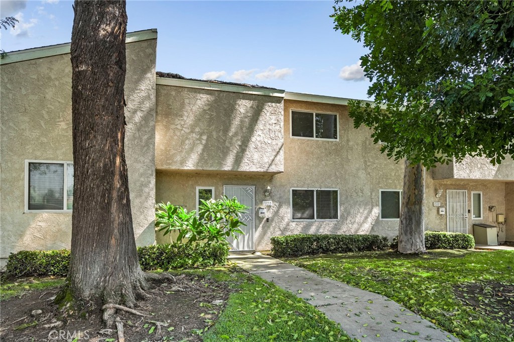 1322 N Elderberry Avenue