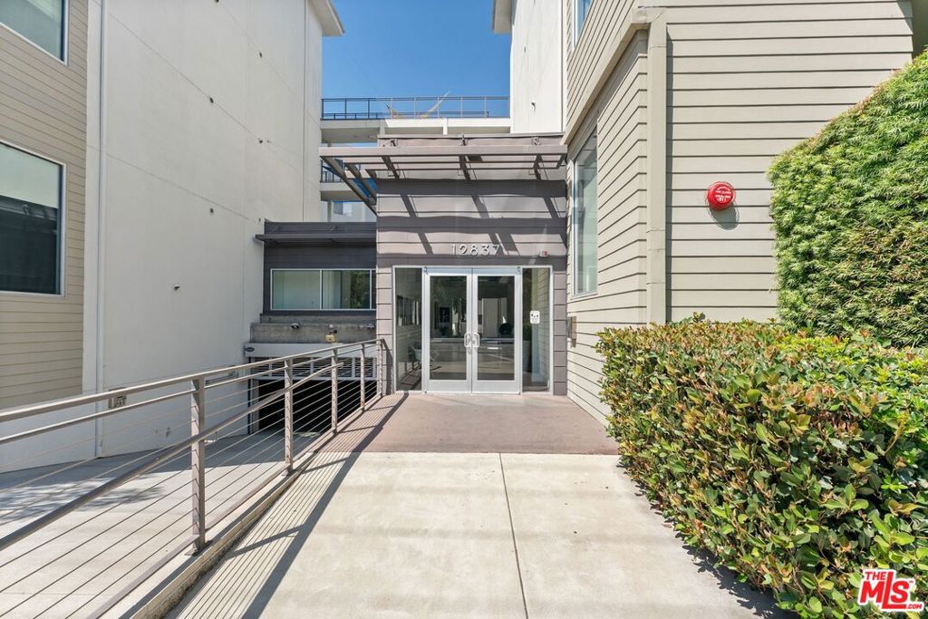 12837 Moorpark Street 313