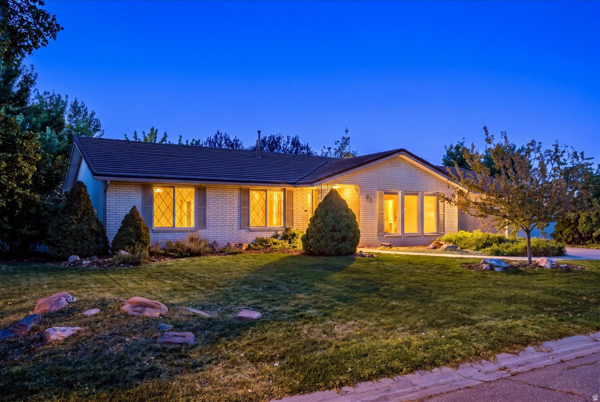 61  AMBER AVE