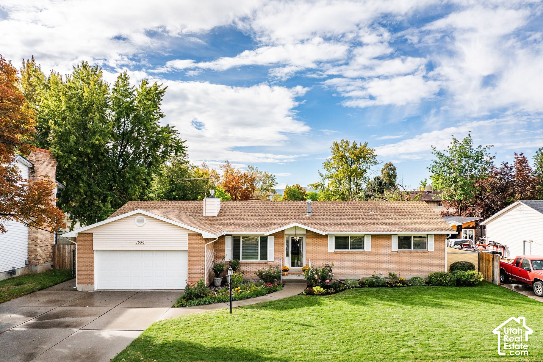 1556 E PETUNIA WAY