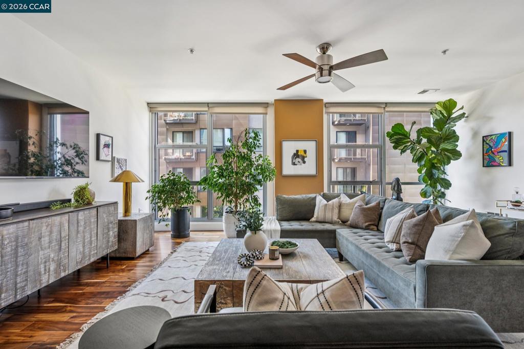 438 W Grand Ave 405