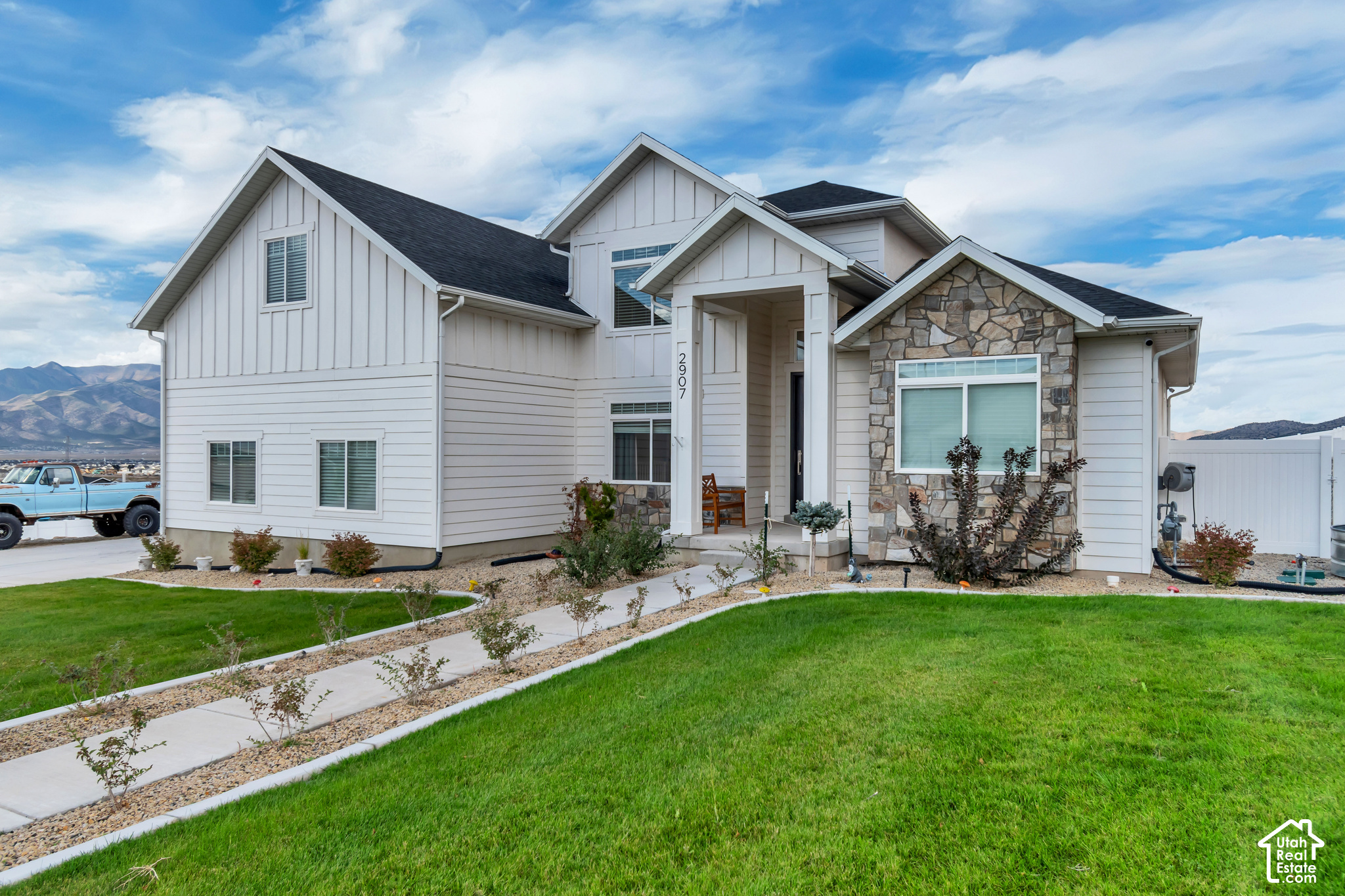 2907 E DREYDEN LN