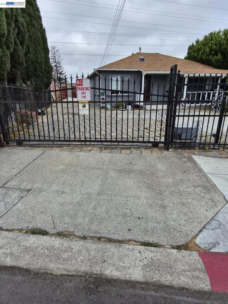 409 Worth St, Oakland, CA 94603 — photo 1