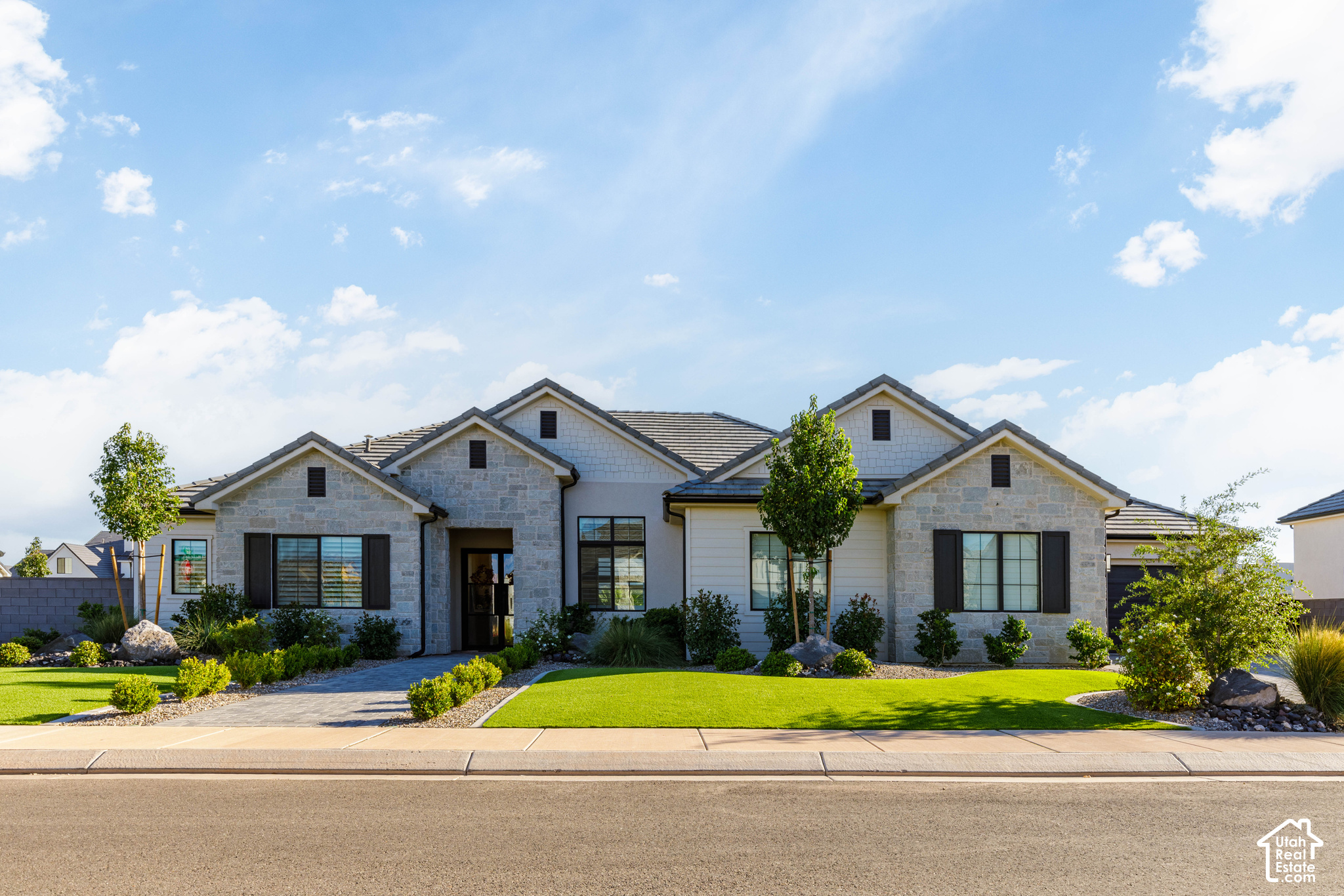 2764 E MOORLAND DR