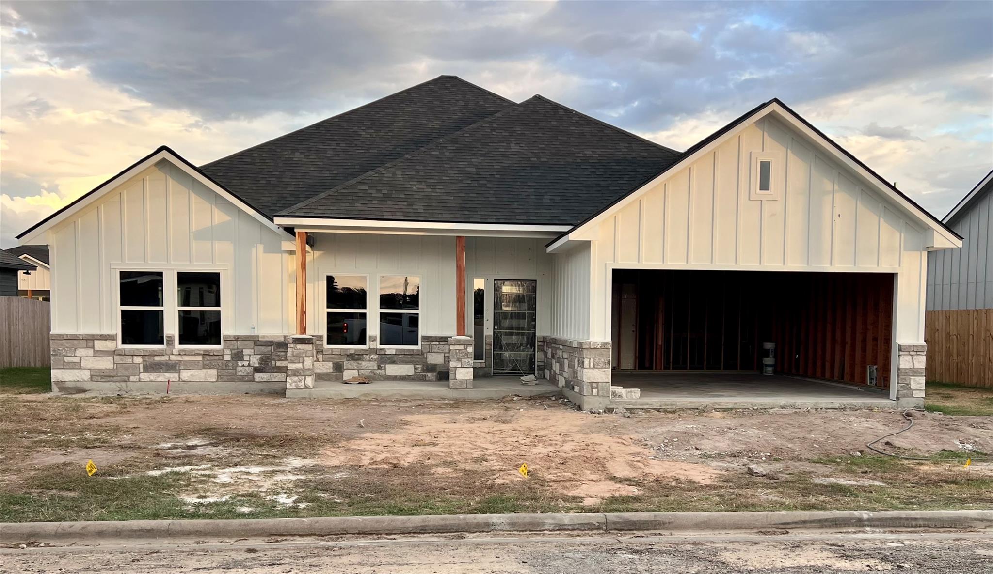320  Cactus St, Giddings, TX 78942 — photo 1