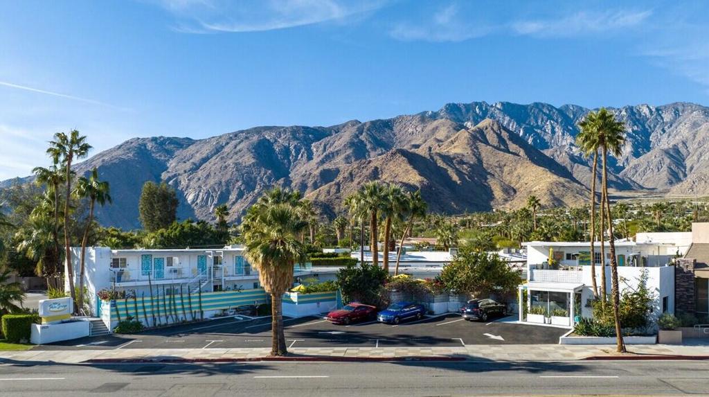 2525 Palm Canyon Drive