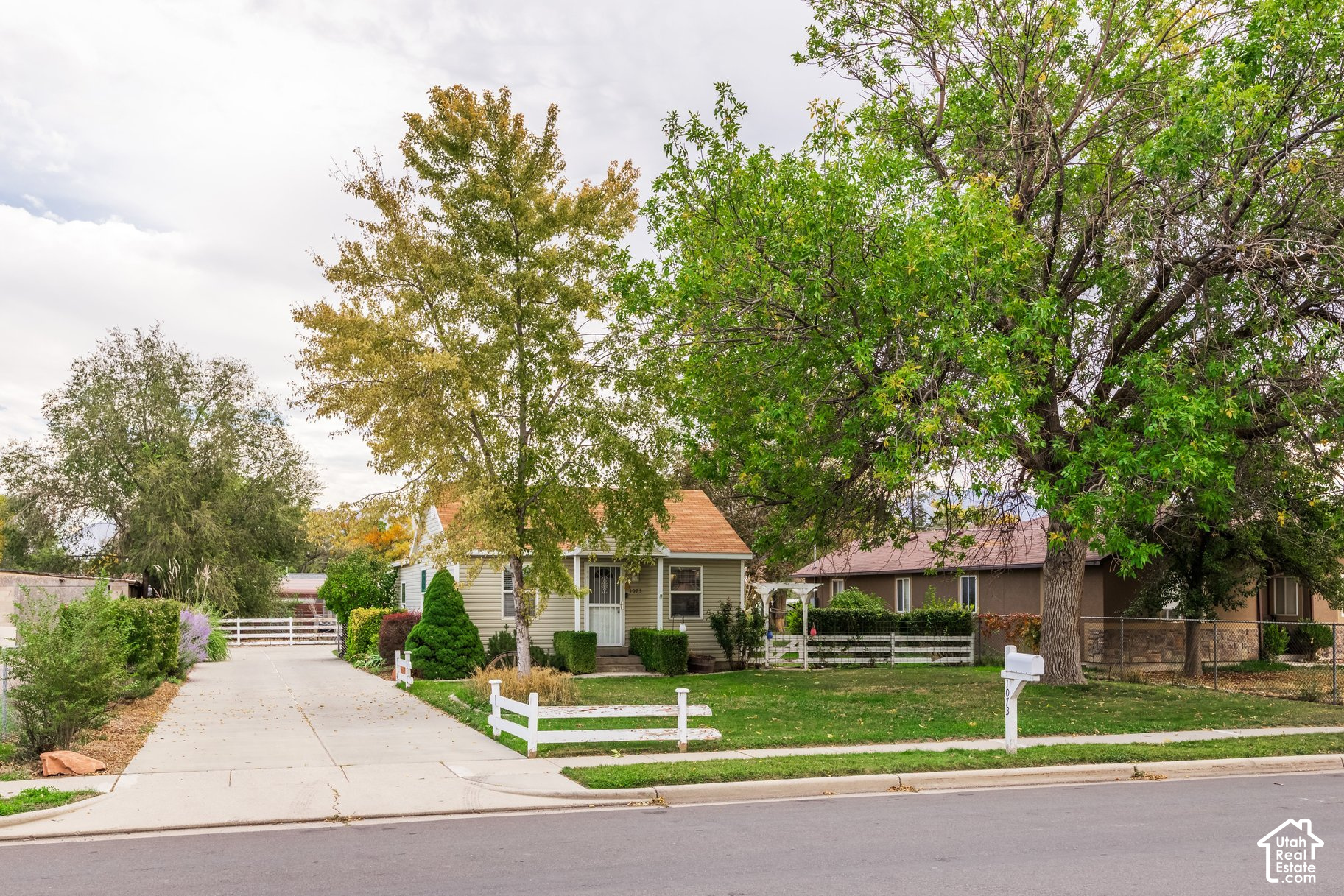 1073 S NAVAJO ST