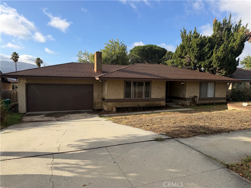 1560 W Nicolet