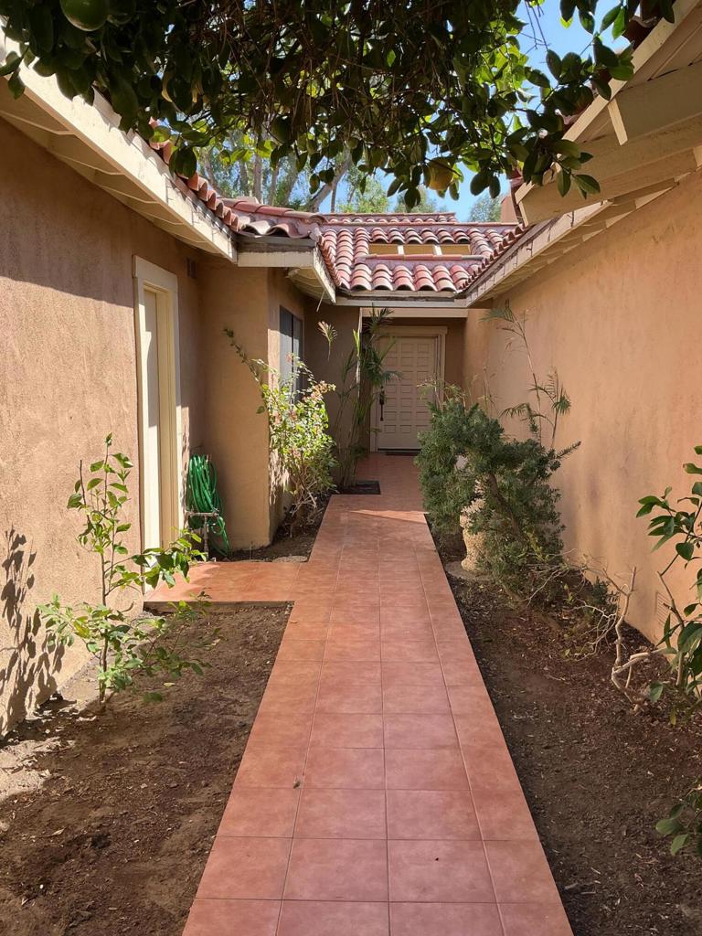 211 La Paz Way