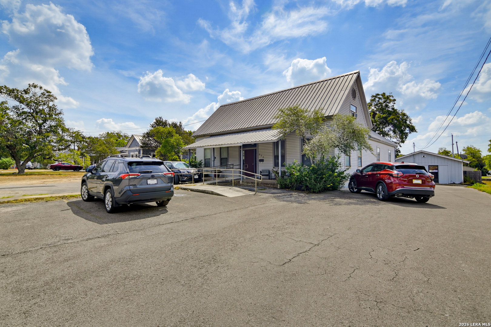 523 E Donegan