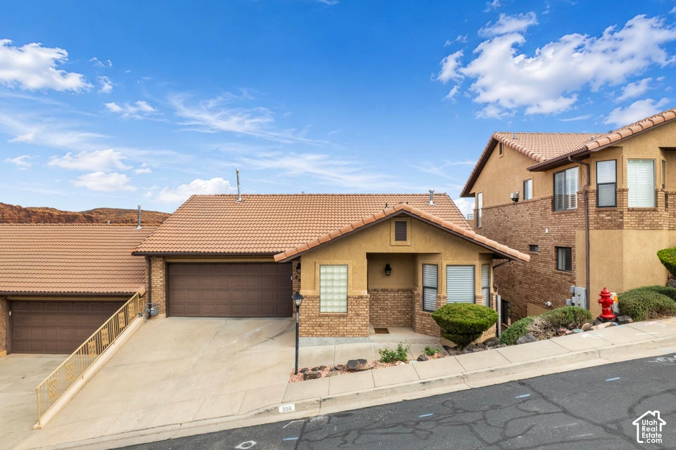 556 N RIDGECREST CIR
