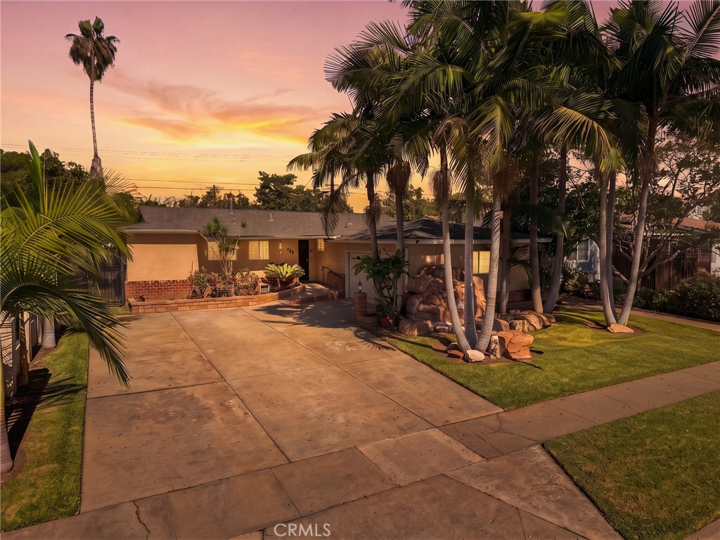 431 E Rosslynn