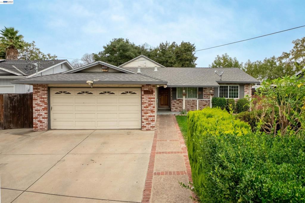 1221 Brookview Dr