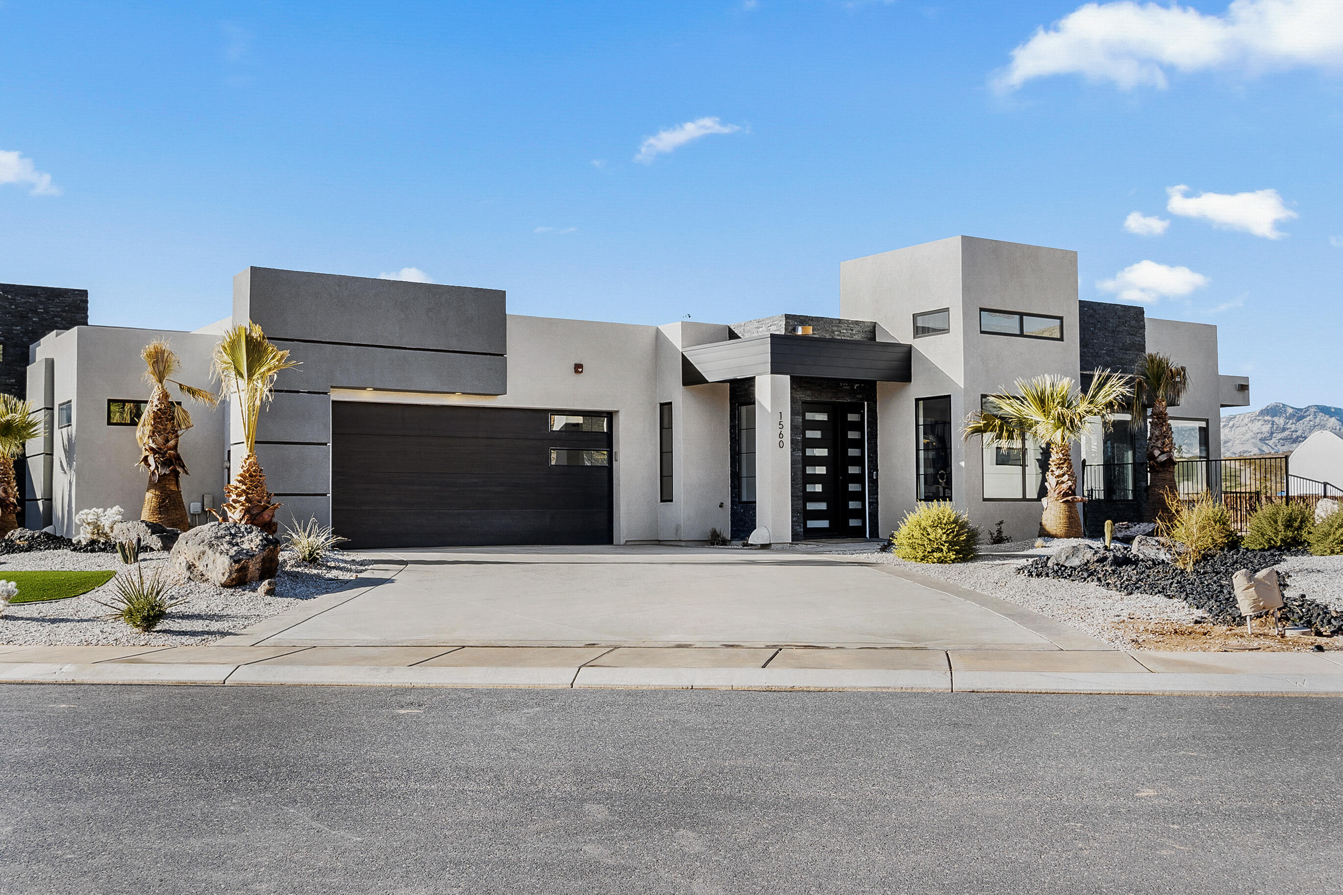 1560 W Torrey Pines Rd