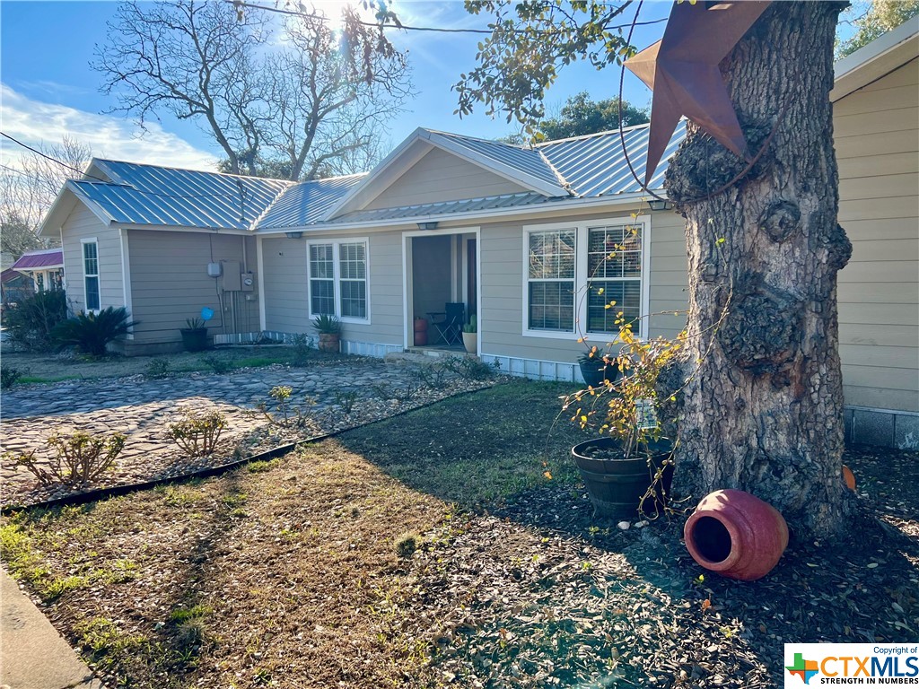 402 Dunn Street, Yoakum, TX 77995 — photo 1