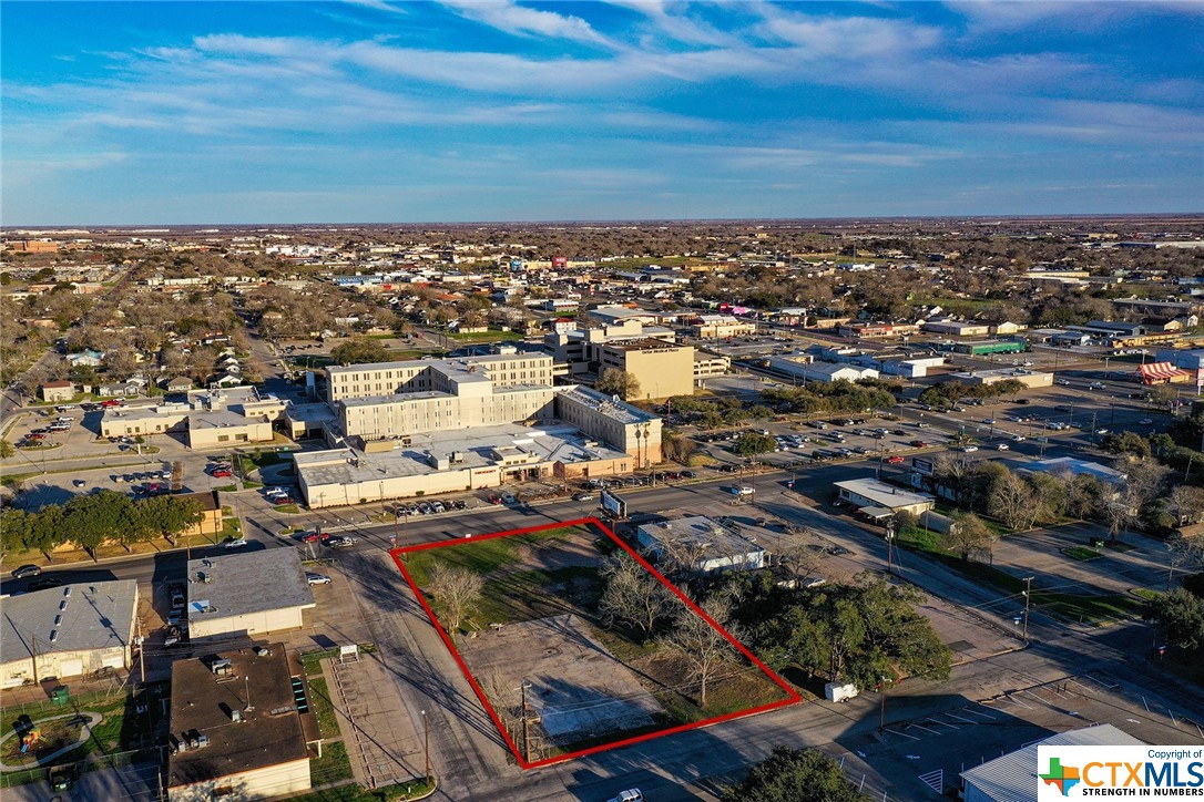 1407 N NAVARR0, Victoria, TX 77904 — photo 1