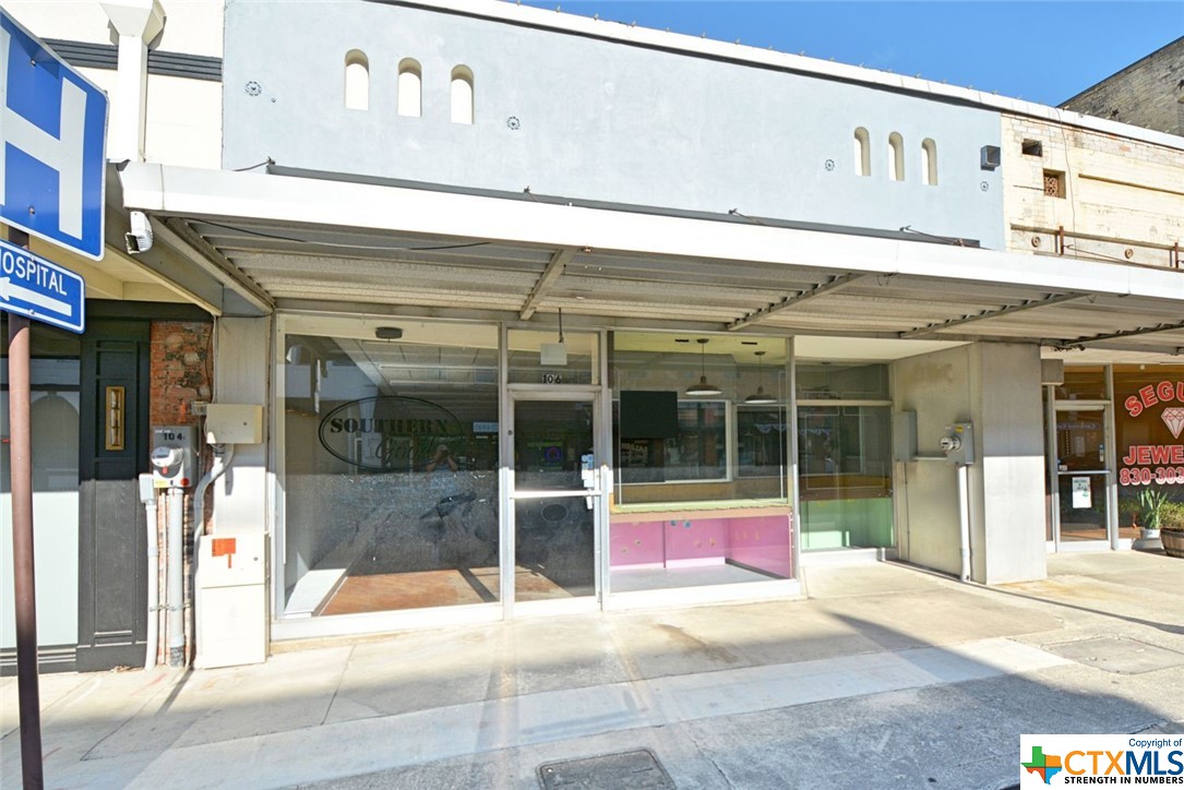 106 N Austin Street, Seguin, TX 78155 — photo 1