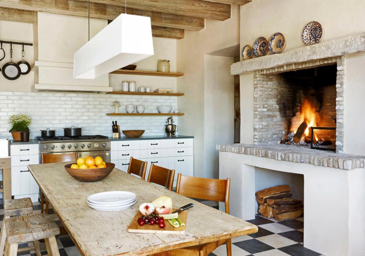 Дизайн кухни камином. Кухня с камином. Камин в деревенском стиле. Кухня с камином в деревенском стиле. Камин и кухня в интерьере.